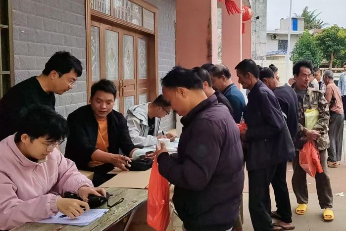 與村民講解設(shè)備圖